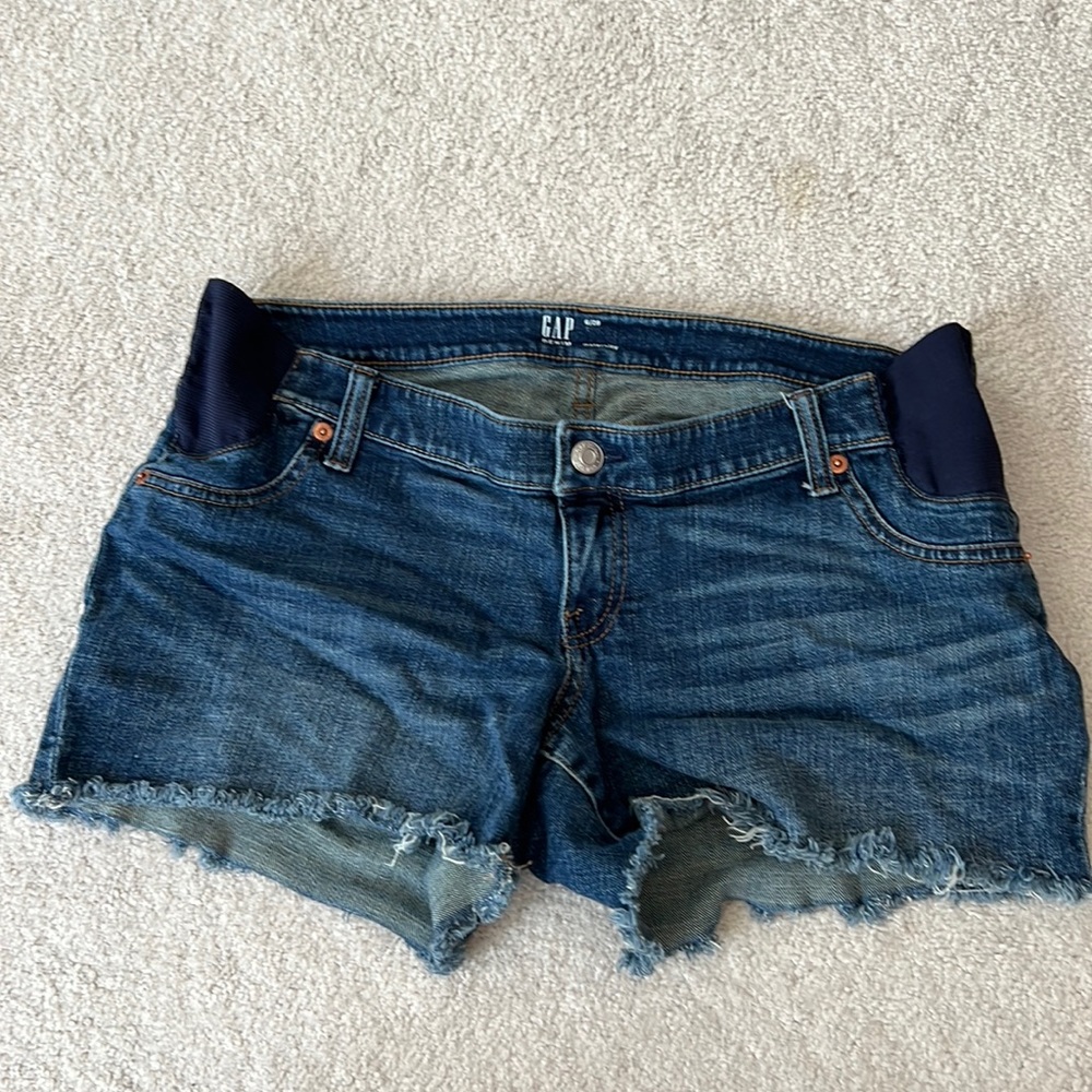 Gap maternity jean shorts size 28/6r with side panel